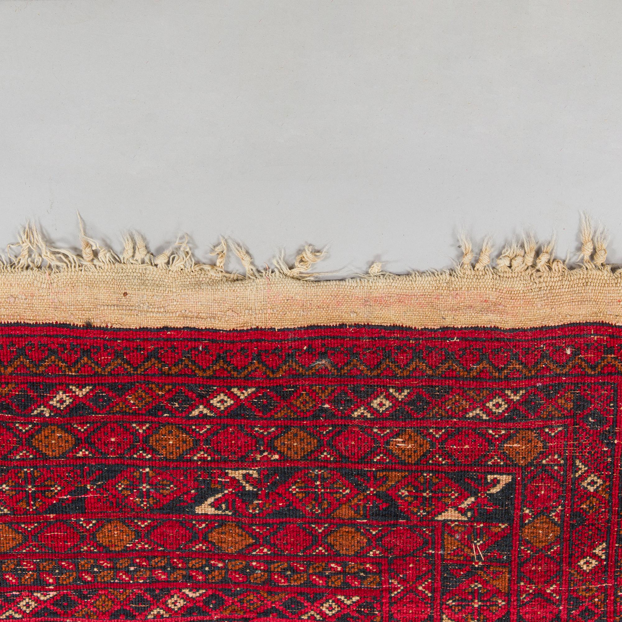 An Oriental runner, approx. 285 x 86 cm.