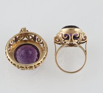 RING samt HÄNGE, 14K guld med fasettslipade ametister. Vikt 17,7 gram.