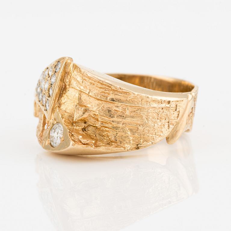 Ring, 18K gold with brilliant-cut diamonds.