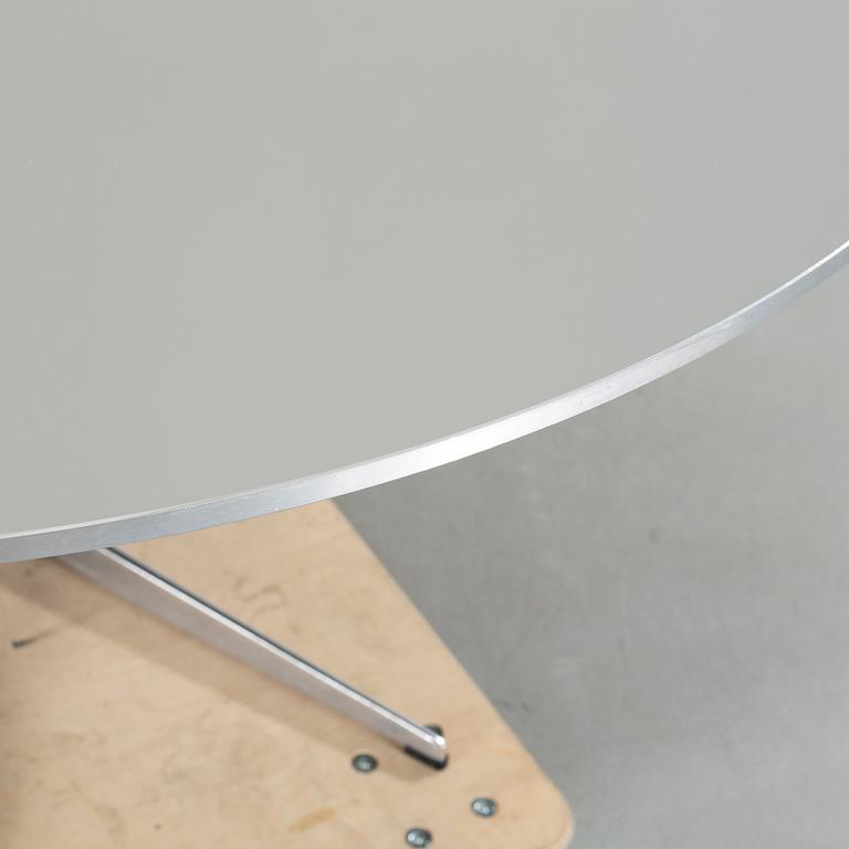 ARNE JACOBSEN, bord, "Cirkulär / A826,", Fritz Hansen, 2000-tal.