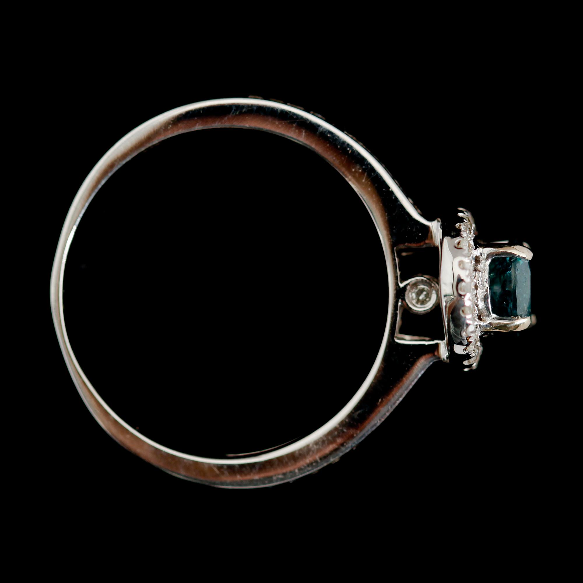 RING, 14 k vitguld, briljantslipade diamanter tot ca 0.80 ct. Total vikt ca 3 g.