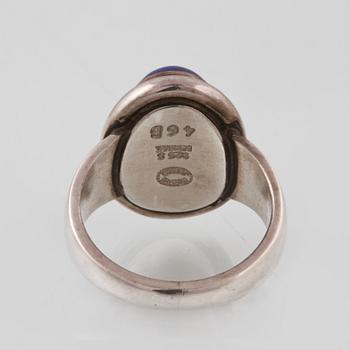 RING, sterlingsilver med cabochonslipad lapis lazuli, Georg Jensen. Vikt 7,1 gram.