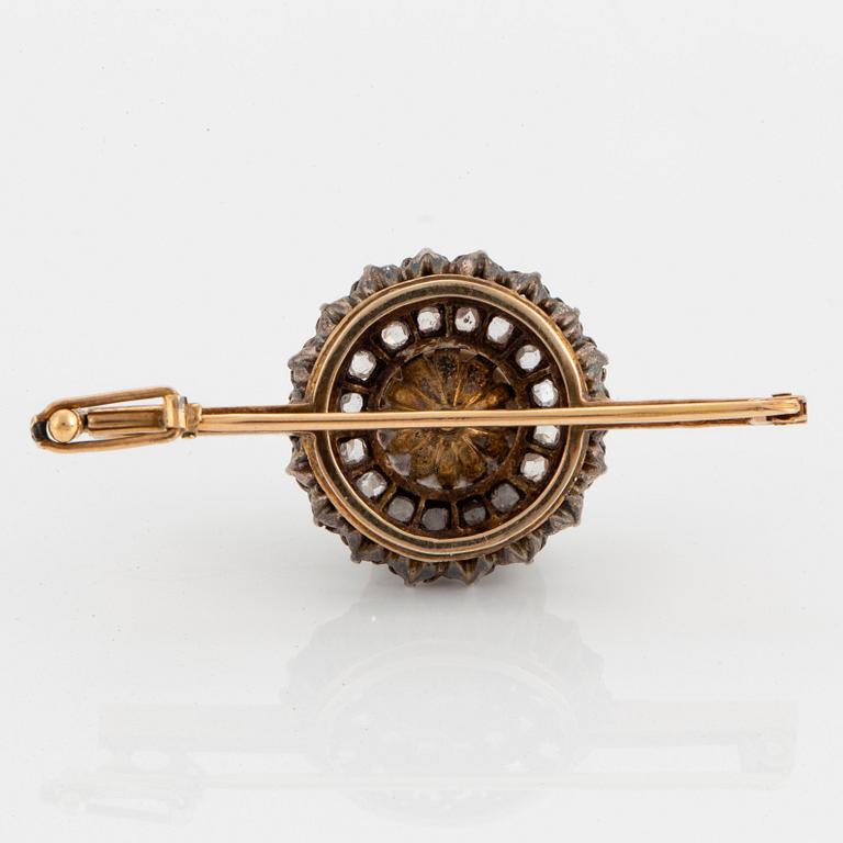 An 18K gold and silver brooch set with a pearl and old- and rose-cut diamonds.