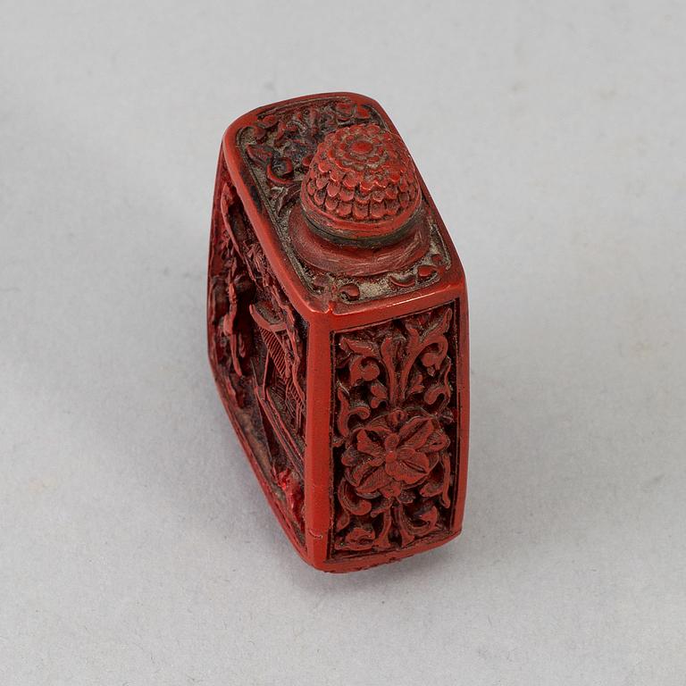 A Chinese red lacquered snuff bottle, 20th century.