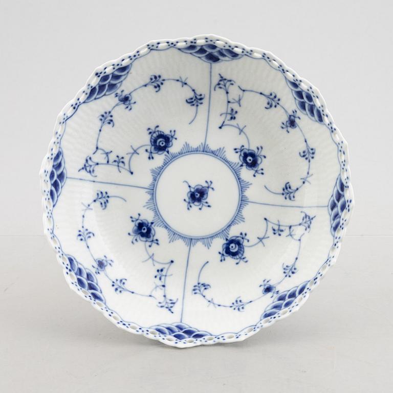 Skålfat på fot, porslin, Royal Copenhagen, "Musselmalet helblond", modell 1020, 1960.
