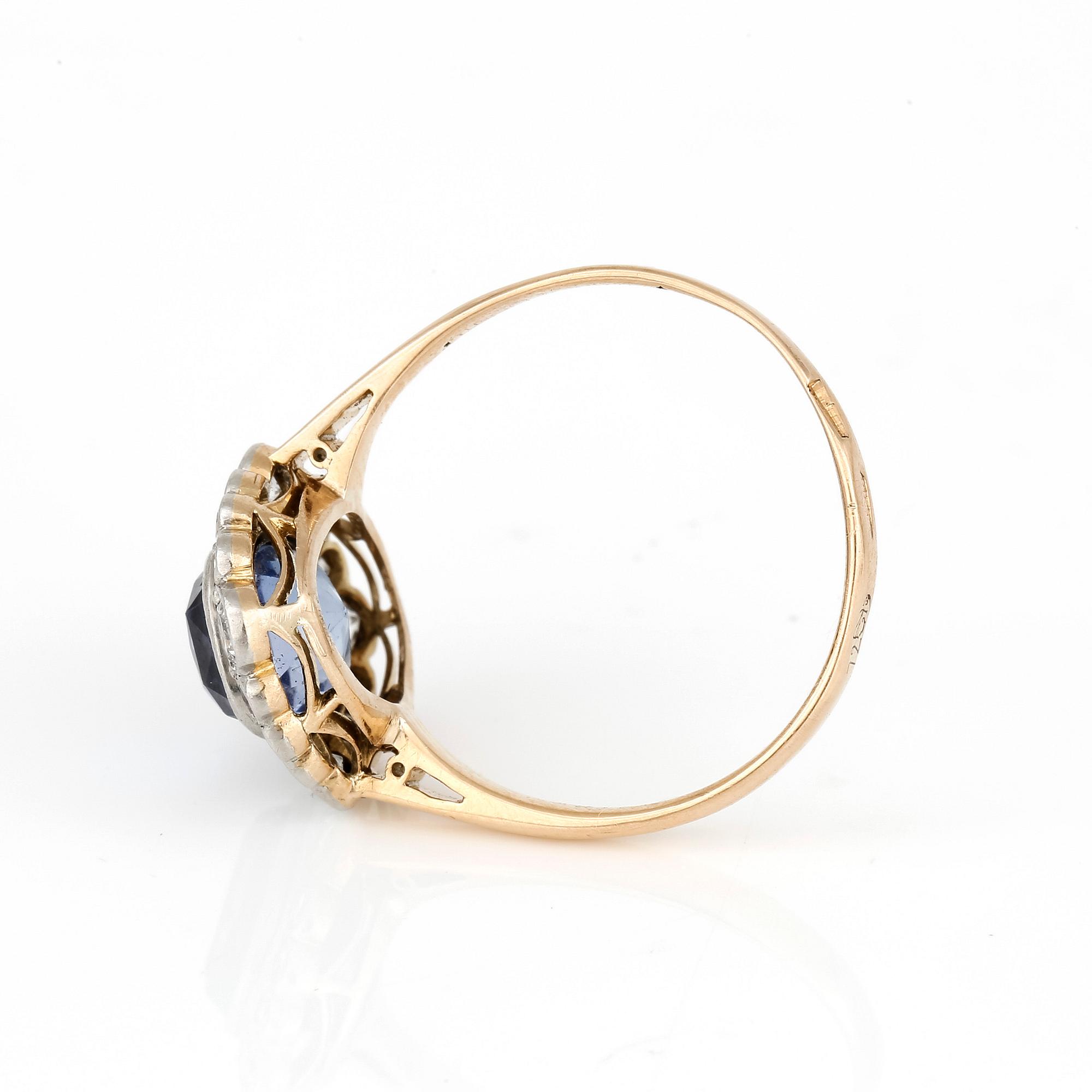 RING, med kuddeslipad safir, ca 2,40 ct omgivs av gammalslipade diamanter, totalt ca 0,52 ct.
