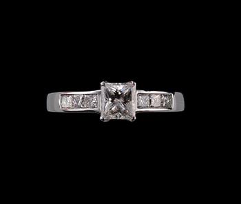 523. RING, princesslipade diamanter ca 1.13 ct. Mittstenen 0.65 ct. H/vs1 IGI certifikat. Vikt 4,5 g.