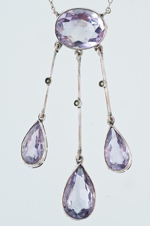 AN AMETHYST NECKLACE.