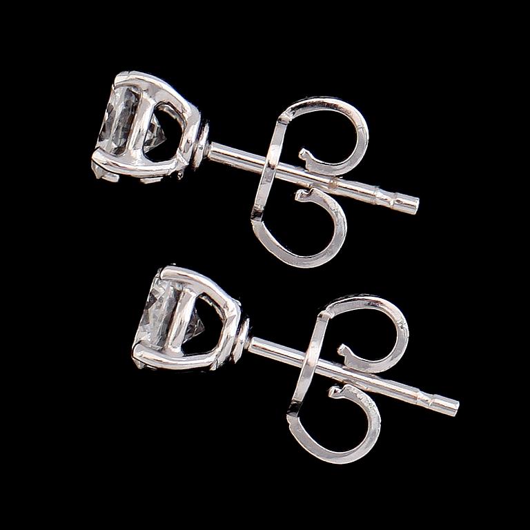 ÖRHÄNGEN, 1 par, 18K vitguld, solitära briljantslipade diamanter tot ca 0.80 ct.