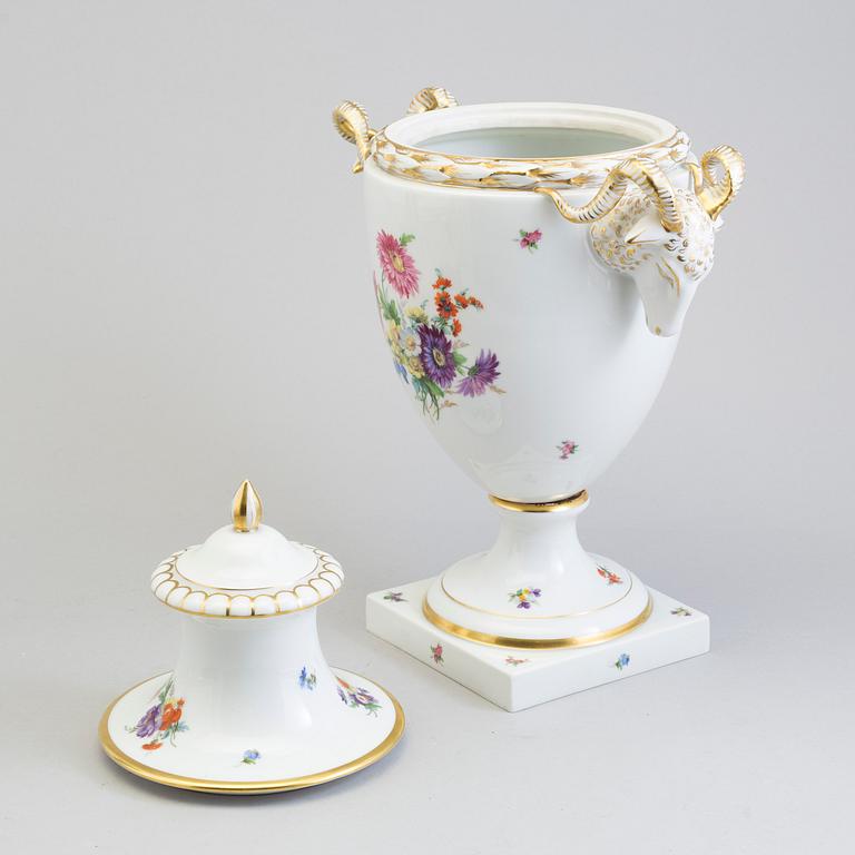 A FÜRSTENBERG PORCELAIN VASE AND COVER, first half of the 20th century.