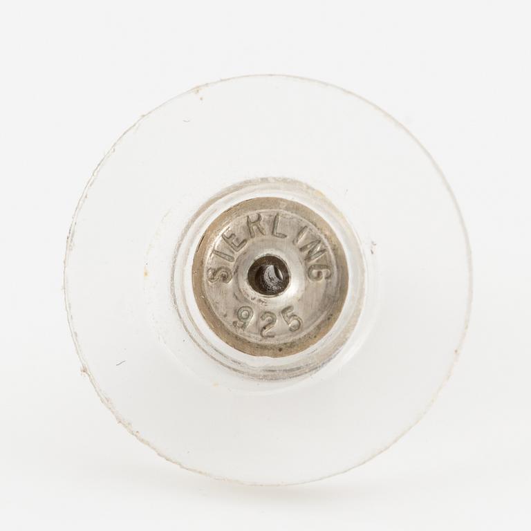 Yvone Christa, två par örhängen, silver, med genombruten dekor, med imitationsstenar.