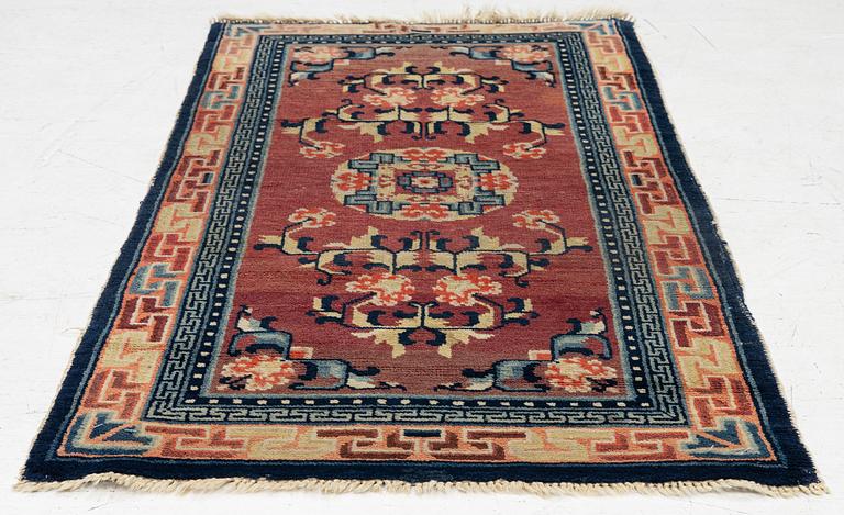A Chinese rug, semi-antique/antique, 129 x 67 cm.