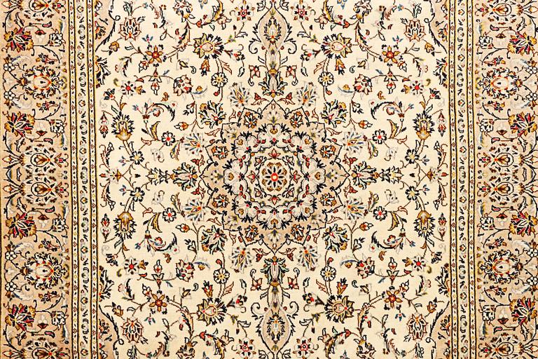 A Kashan carpet, c. 295 x 197 cm .