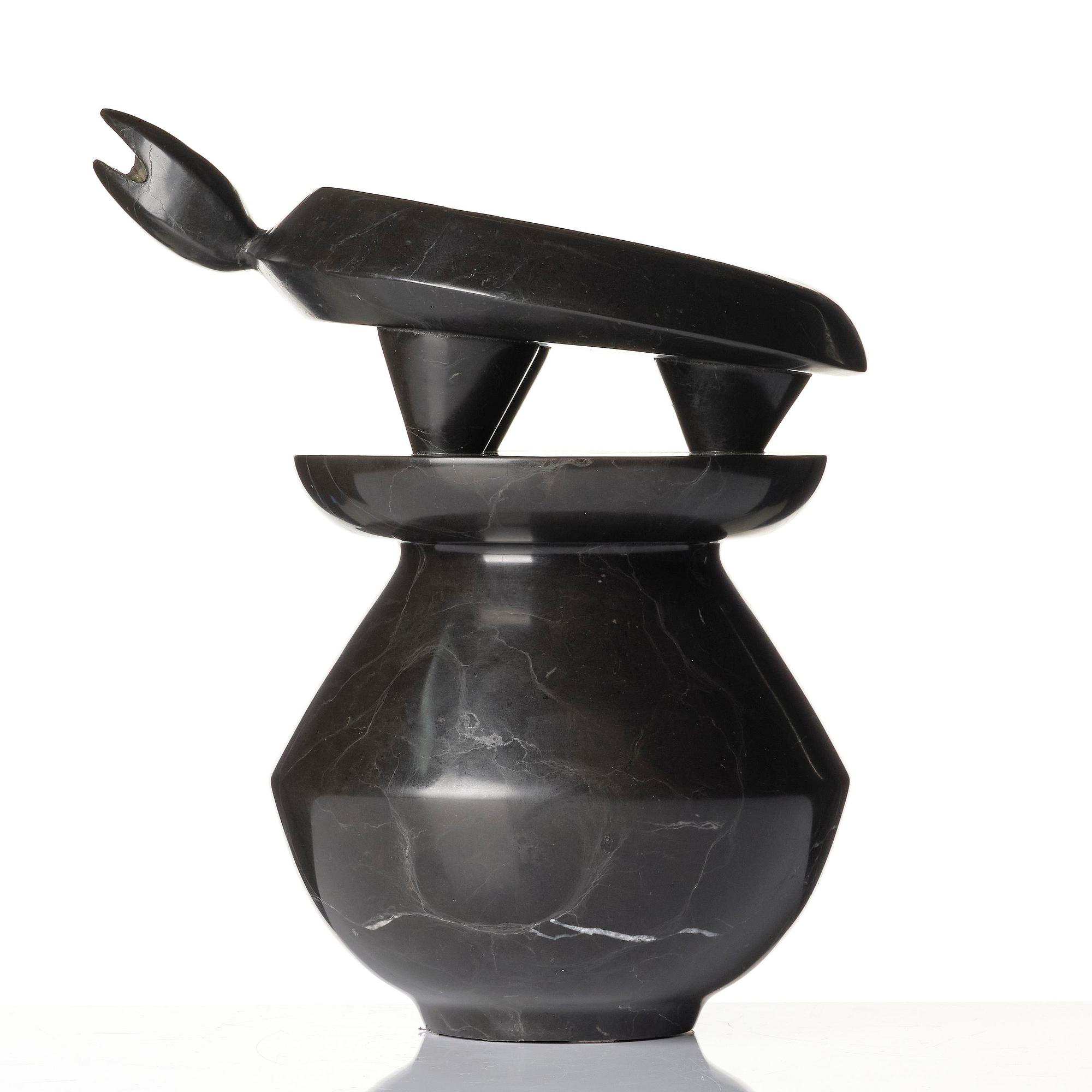 Max Ernst, "Petite torture sur socle rond".