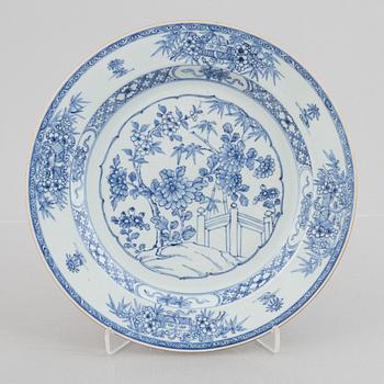 A blue and white serving dish, Qing dynasty, Yongzheng (1723-35).