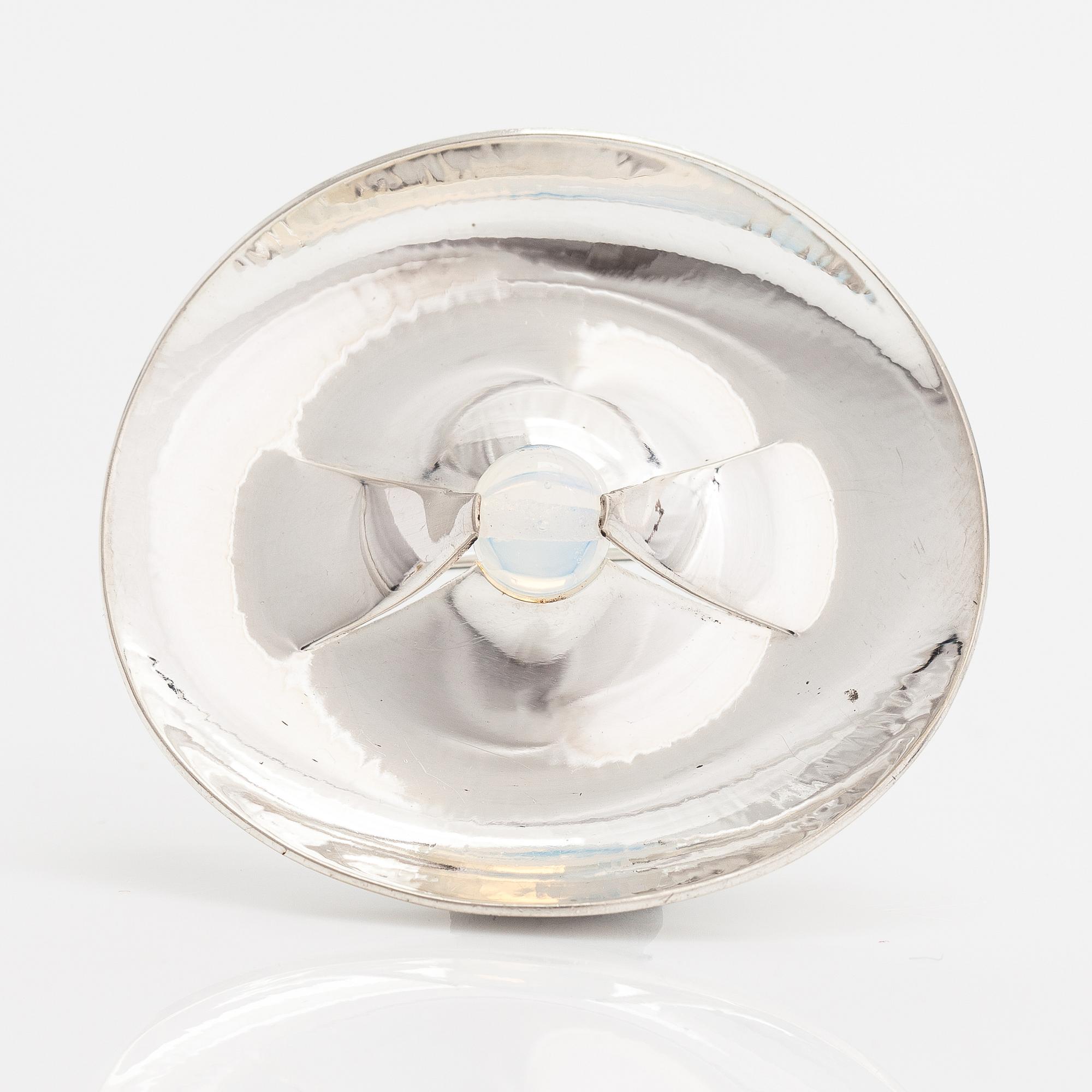 Elis Kauppi, A silver brooch with opal glass pearl. Kupittaan kulta, Turku 1961.