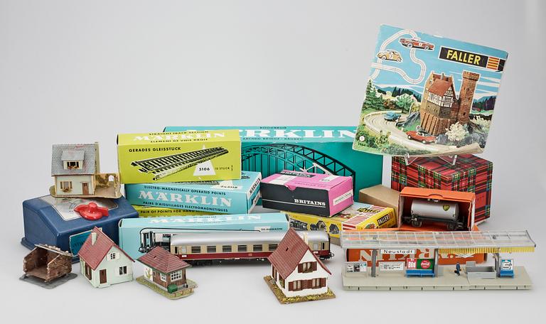 PARTI LEKSAKSJÄRNVÄGSDELAR, bl.a. Märklin. Tidigt 1960-tal.