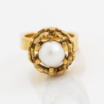 Claës E. Giertta, 18K gold and pearl ring.