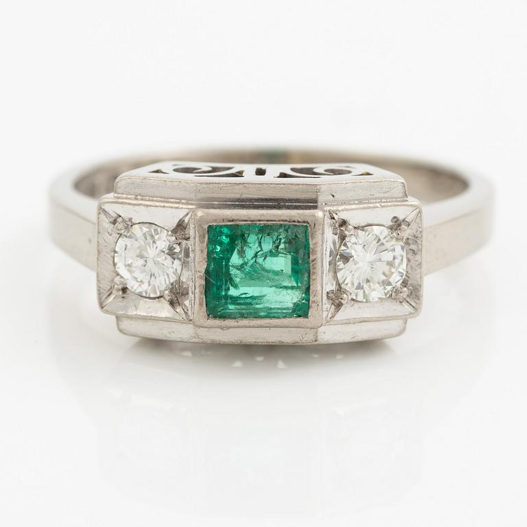 Ring, 18K vitguld med smaragd och två briljantslipade diamanter.
