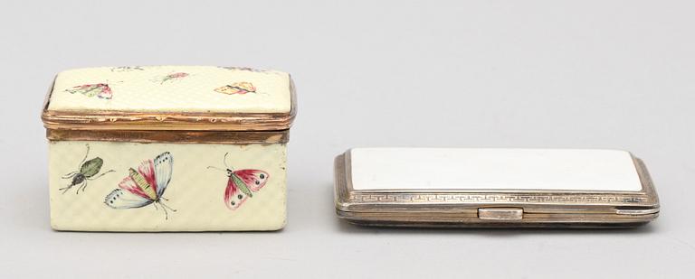 DOSA samt CIGARETTETUI, 2 st, emalj, 1900-talets början.