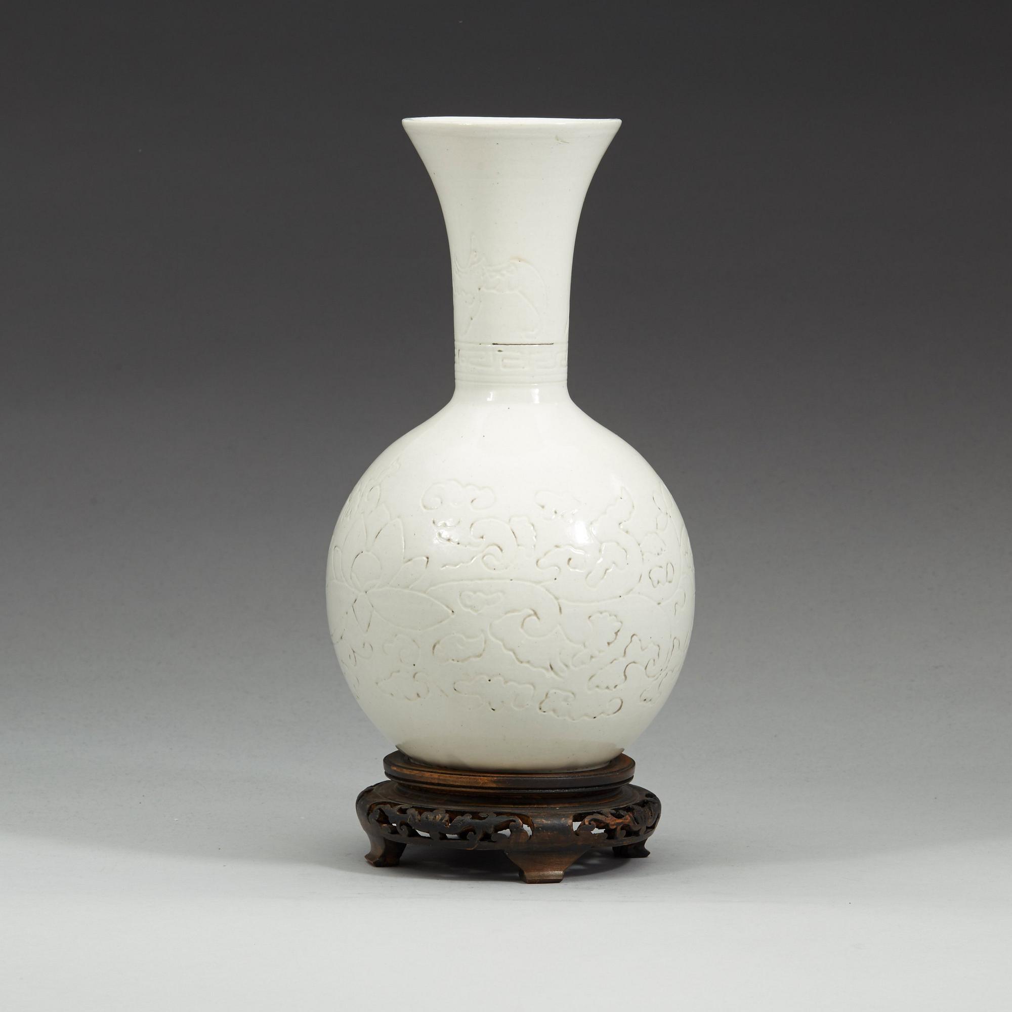 A white glazed vase, Qing dynasty (1644-1912).