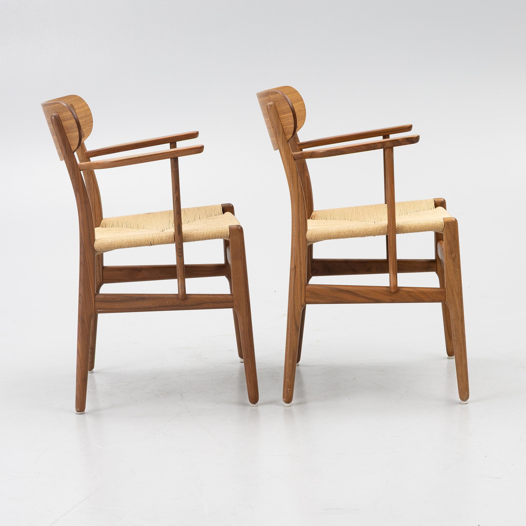 Hans J. Wegner, a pair of CH26 armchairs, Carl Hansen & Son, Denmark, samtida tillverkning.