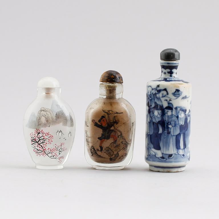 SNUSFLASKOR, 3 st, glas och porslin, Kina, 1800-/1900-tal.