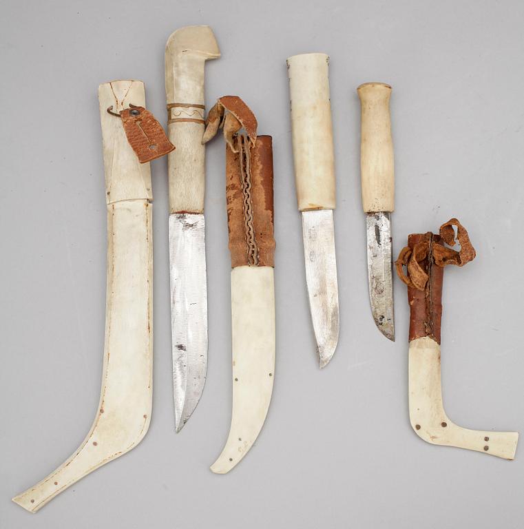 SAMEKNIVAR, 3 st, renhorn och läder, 1900-tal.