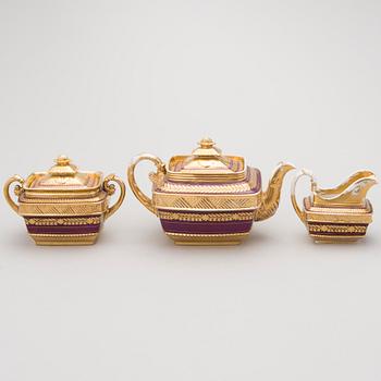 A RUSSIAN TEAPOT, SUGAR BOWL AND MILK JUG, porcelain, Gardner early 19th century.