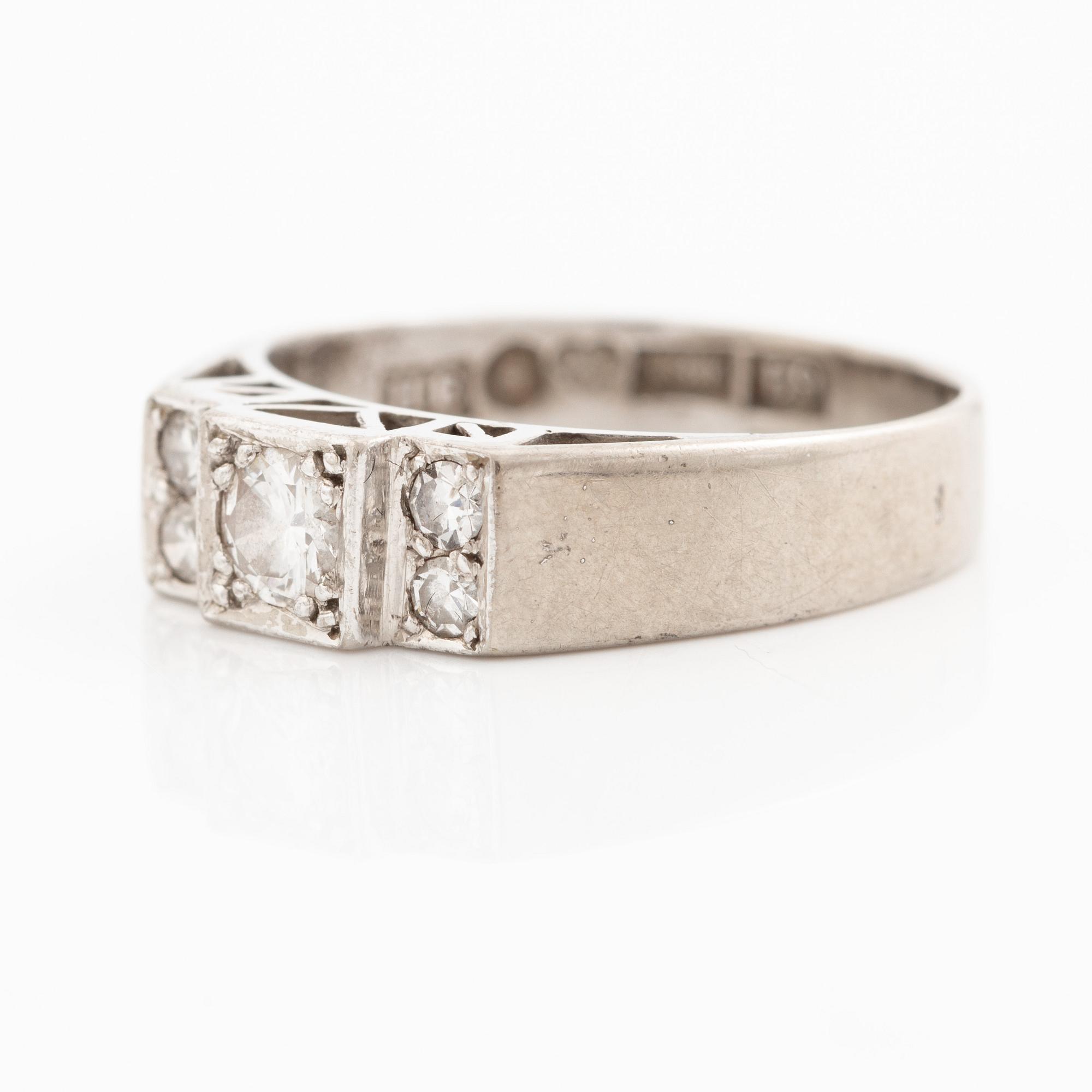 Ring, Engelbert, Stigbert, 18K vitguld med briljantslipade och åttkantslipade diamanter, 1960-tal.