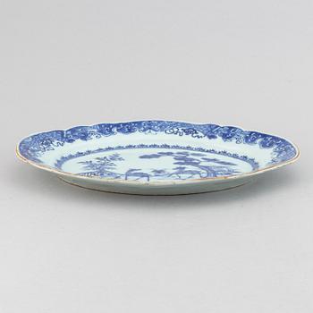 A blue and white serving dish, Qing dynasty, Qianlong (1736-95).