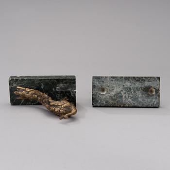 BOKSTÖD, 2 st, mässing och sten, 1900-talets första hälft.