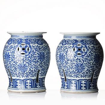 A pair of blue and white garden seats, Qing dynasty, 19th century.