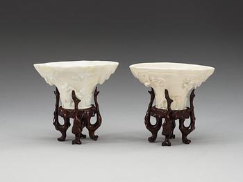 VINOFFERBÄGARE, två stycken, blanc de chine. Qing dynastin, 1700-tal.