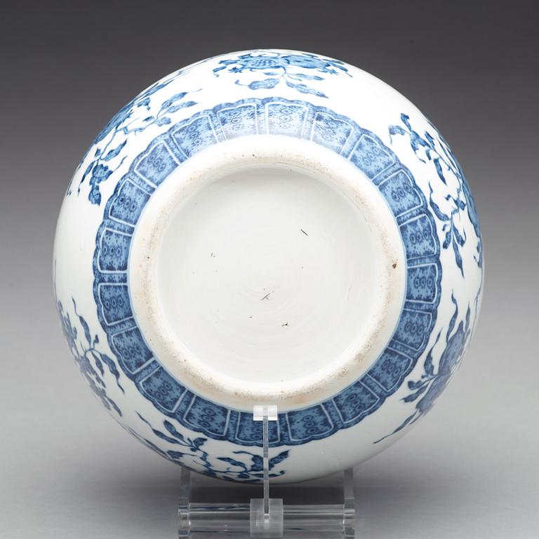FISKBASSÄNG/KRUKA, porslin. Kina, 1900-tal.