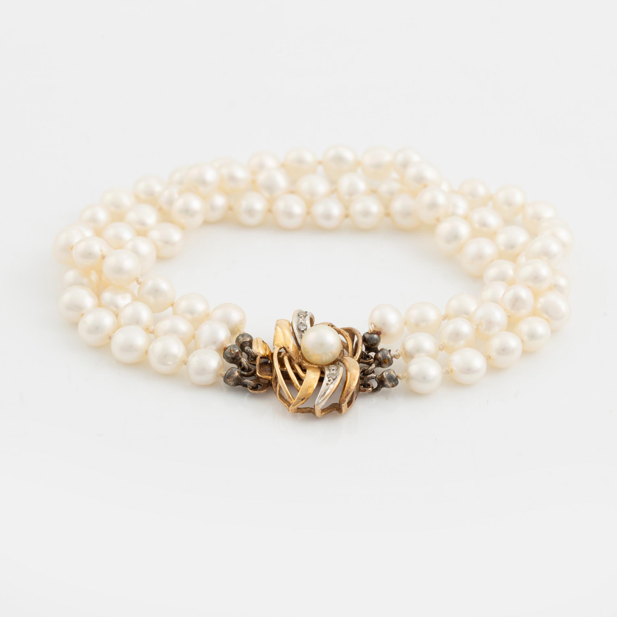 Bracelet, three-stranded with cultured pearls, clasp with a pearl and small diamonds.