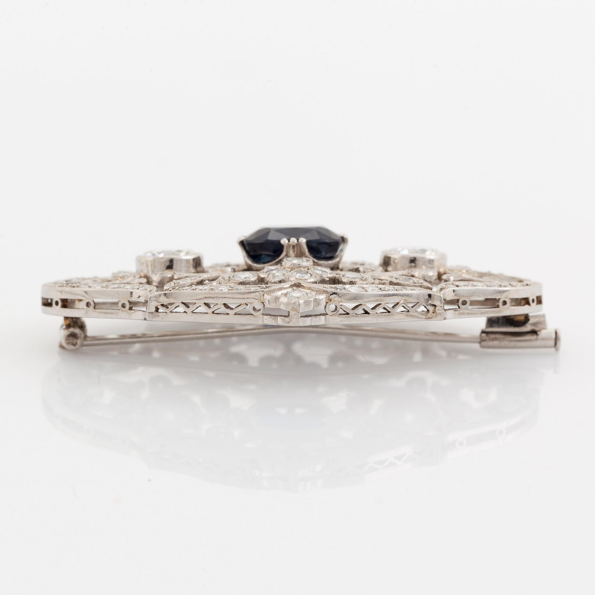 Brosch platina med en fasettslipad safir samt gammal- och åttkantslipade diamanter.