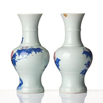 Vaser, ett par, porslin. Qingdynastin, 1800-tal.