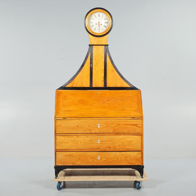 KLOCKBYRÅ, biedermeier, 1800-talets mitt.
