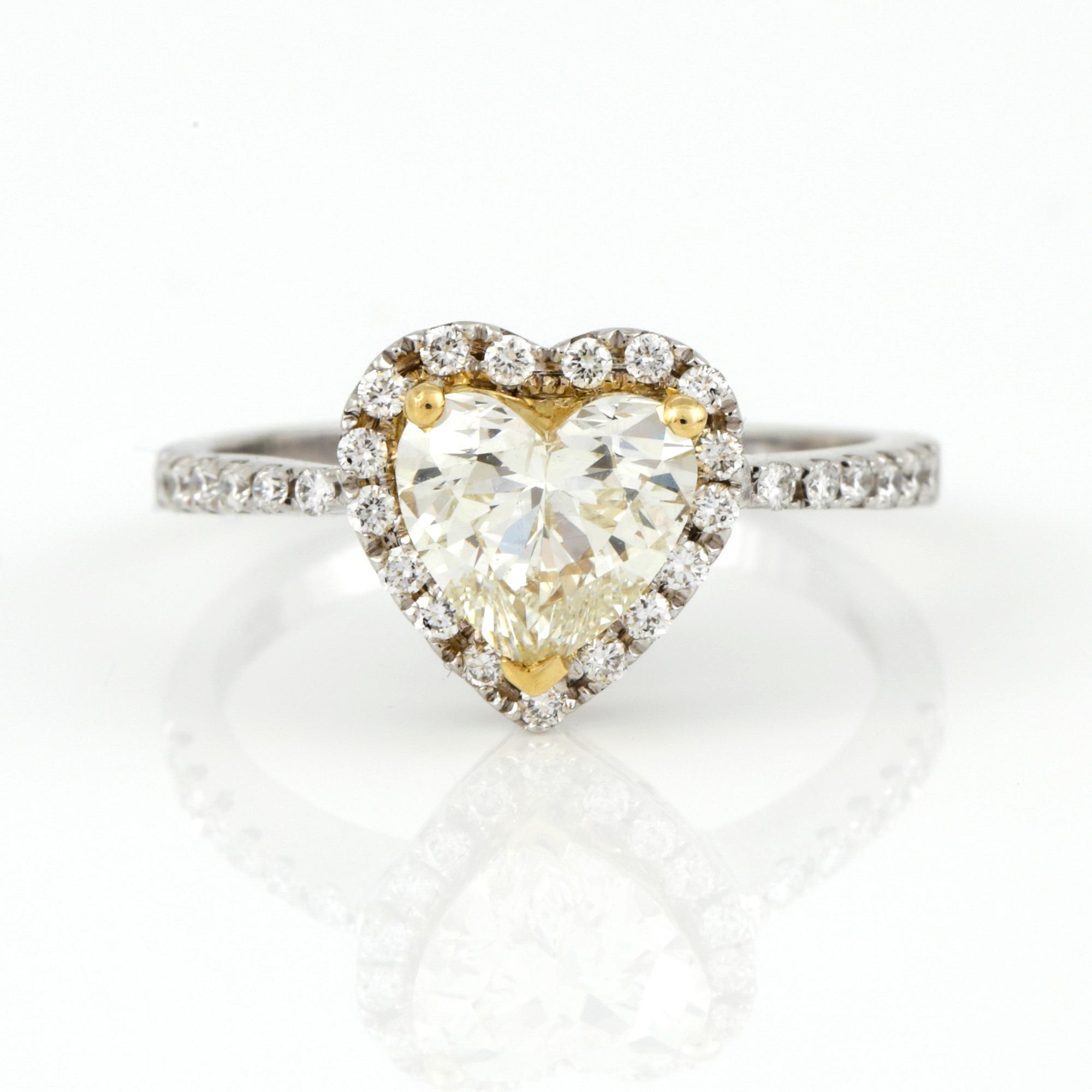 RING, tvåfärgat guld med hjärtslipad diamant, ca 1,28 ct och små briljantslipade diamanter. Vikt ca 3,30 g.