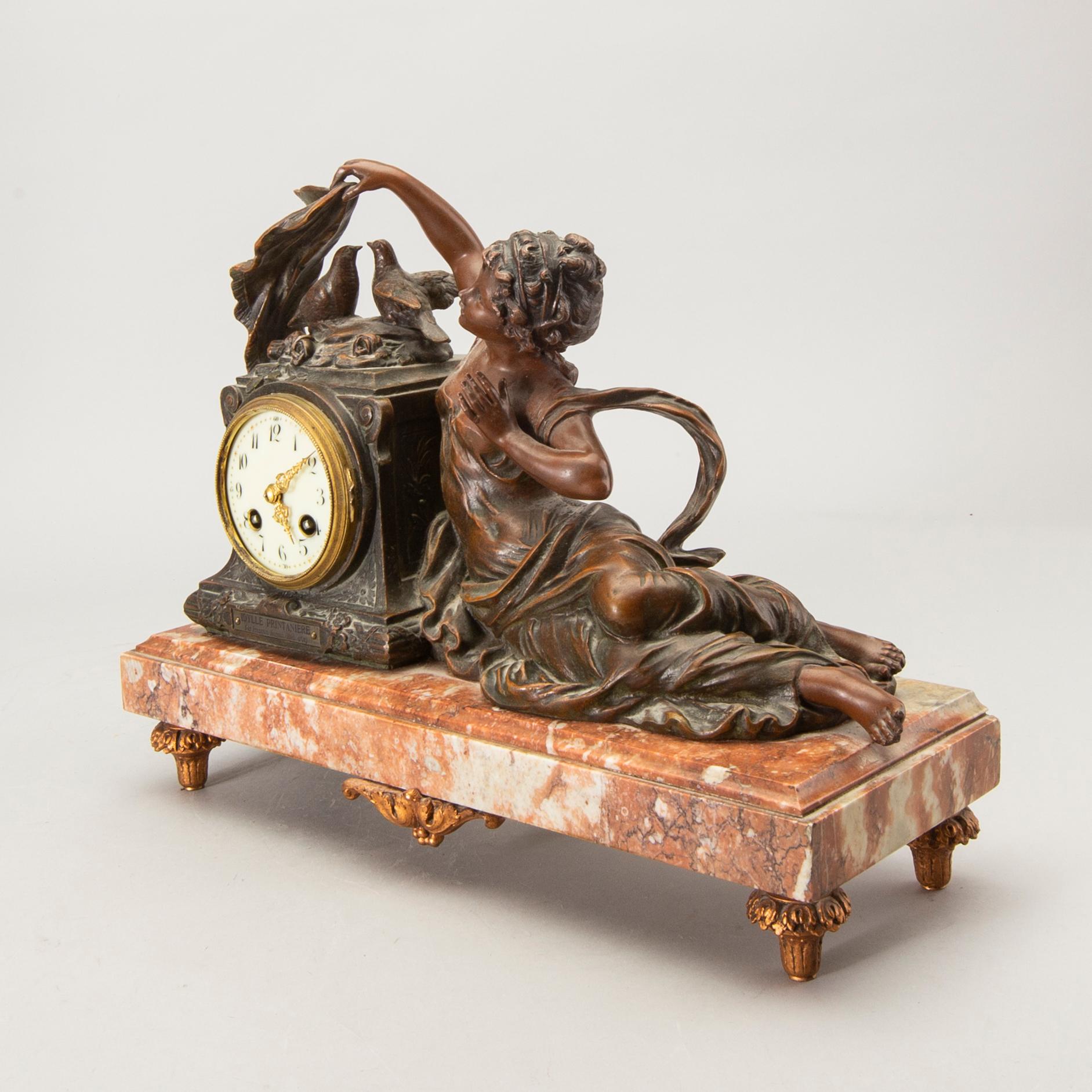 A table clock around 1900.