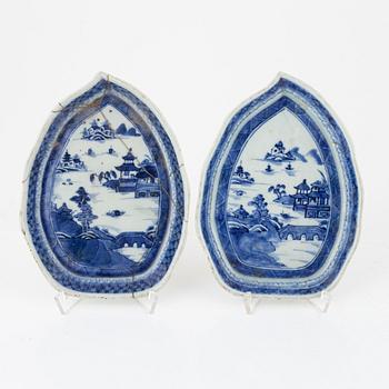 A Chinese blue and white service, 22 parts, Qing dynasty, 19th century.