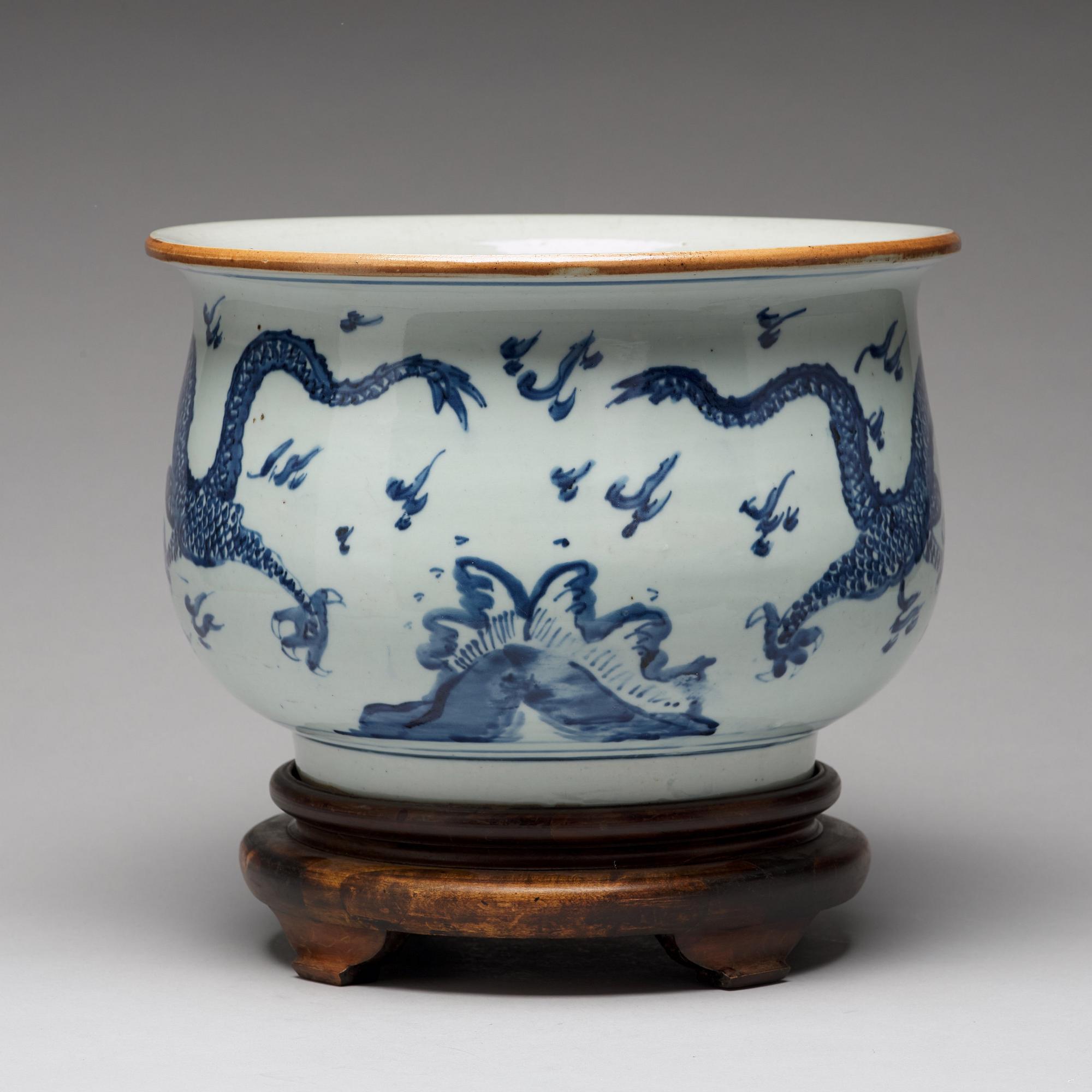 A large blue and white flower pot, Qing dynasty, 18th Century.