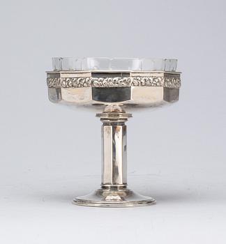 VISITKORTSKÅL på fot, nysilver. 1900-talets första hälft.