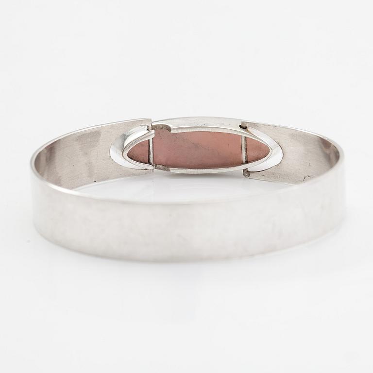 Heikki Kaksonen, armring, silver och rosenkvarts, Kaunis Koru, Helsingfors 1961.
