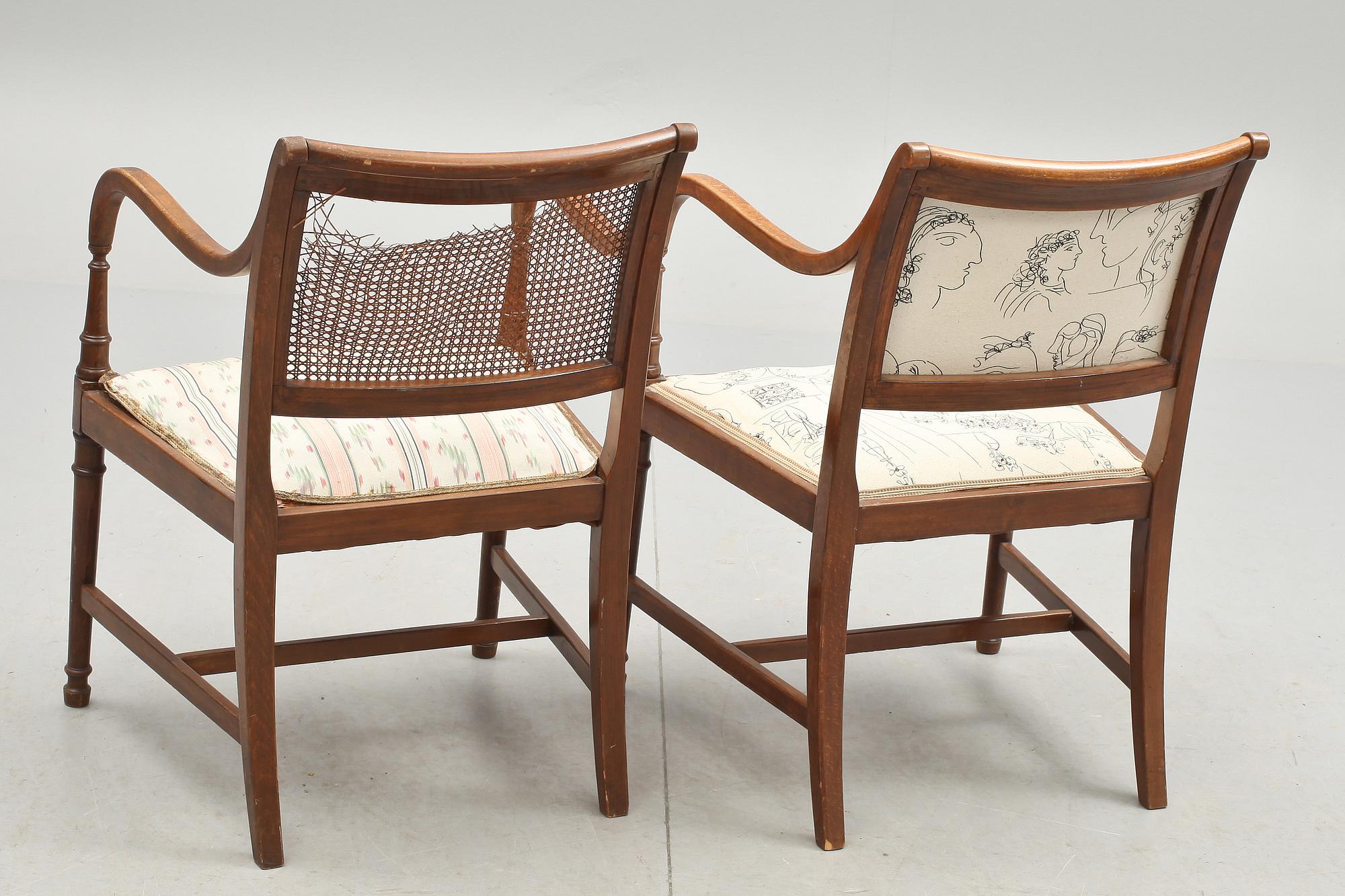 KARMSTOLAR, ett par, senempirestil, 1900-talets första hälft.