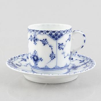 Kopp med fat (till dockservis), porslin, Royal Copenhagen, "Musselmalet halvblond", modell 530, 1893-1900.