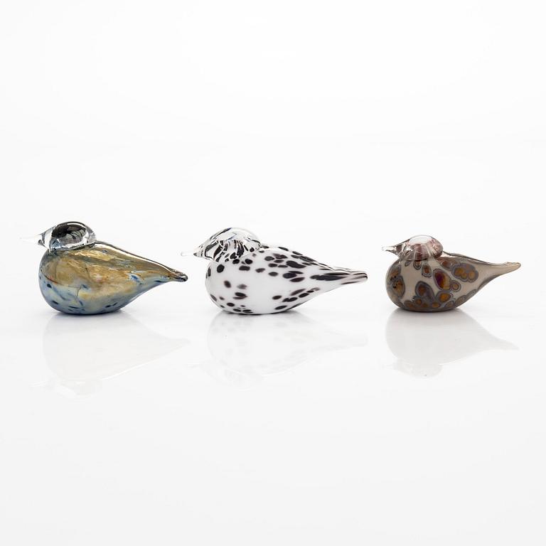 Oiva Toikka, A set of three glass birds 'Small Goldcrest' signed O. Toikka Nuutajärvi.