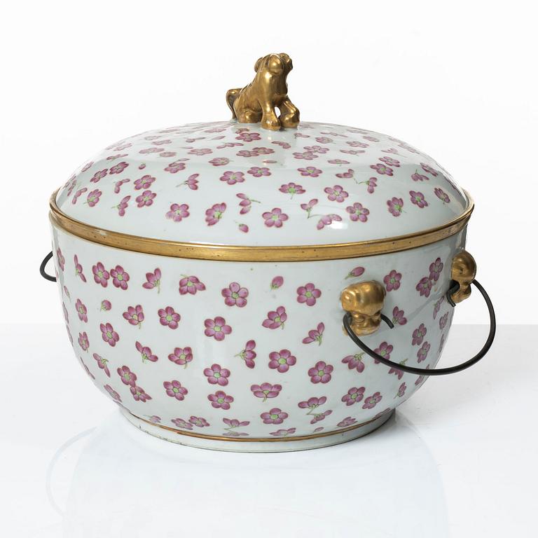A Chinese tureen with cover and liner, late Qing dynasty.