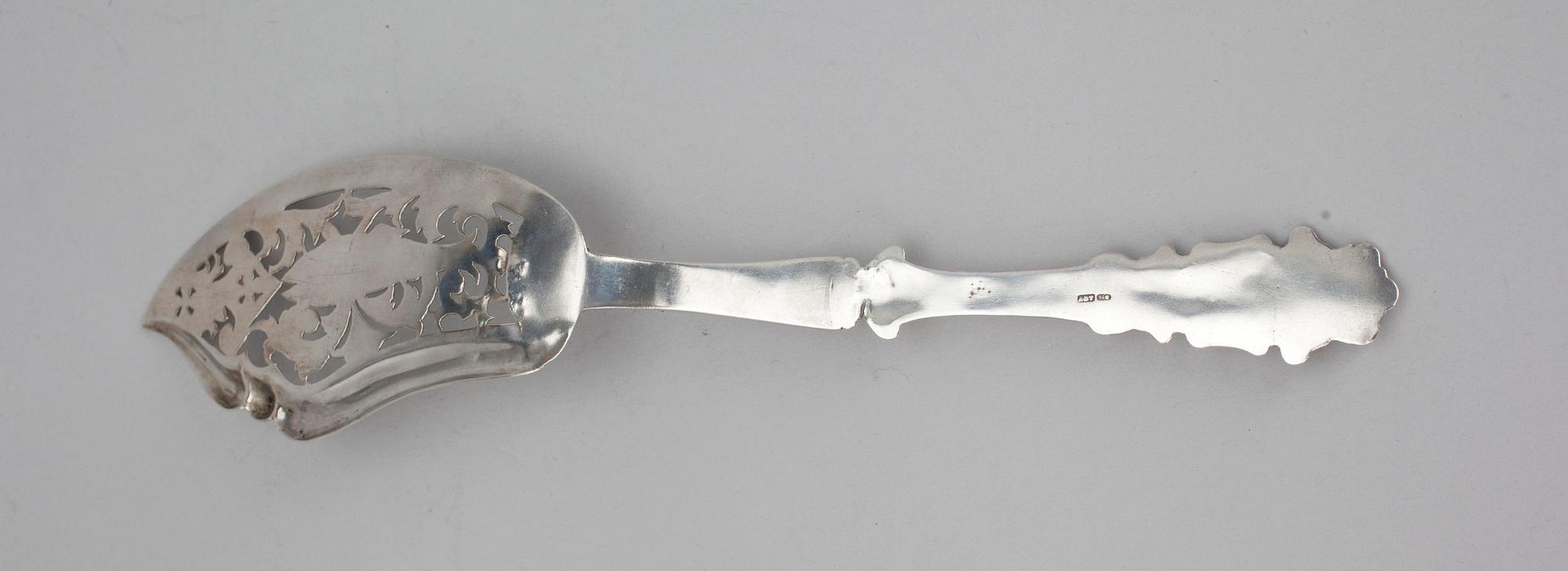 UPPLÄGGNINGSBESTICK FÖR FISK, silver, Ryssland,1891. Tot. vikt ca 109,5 gr.